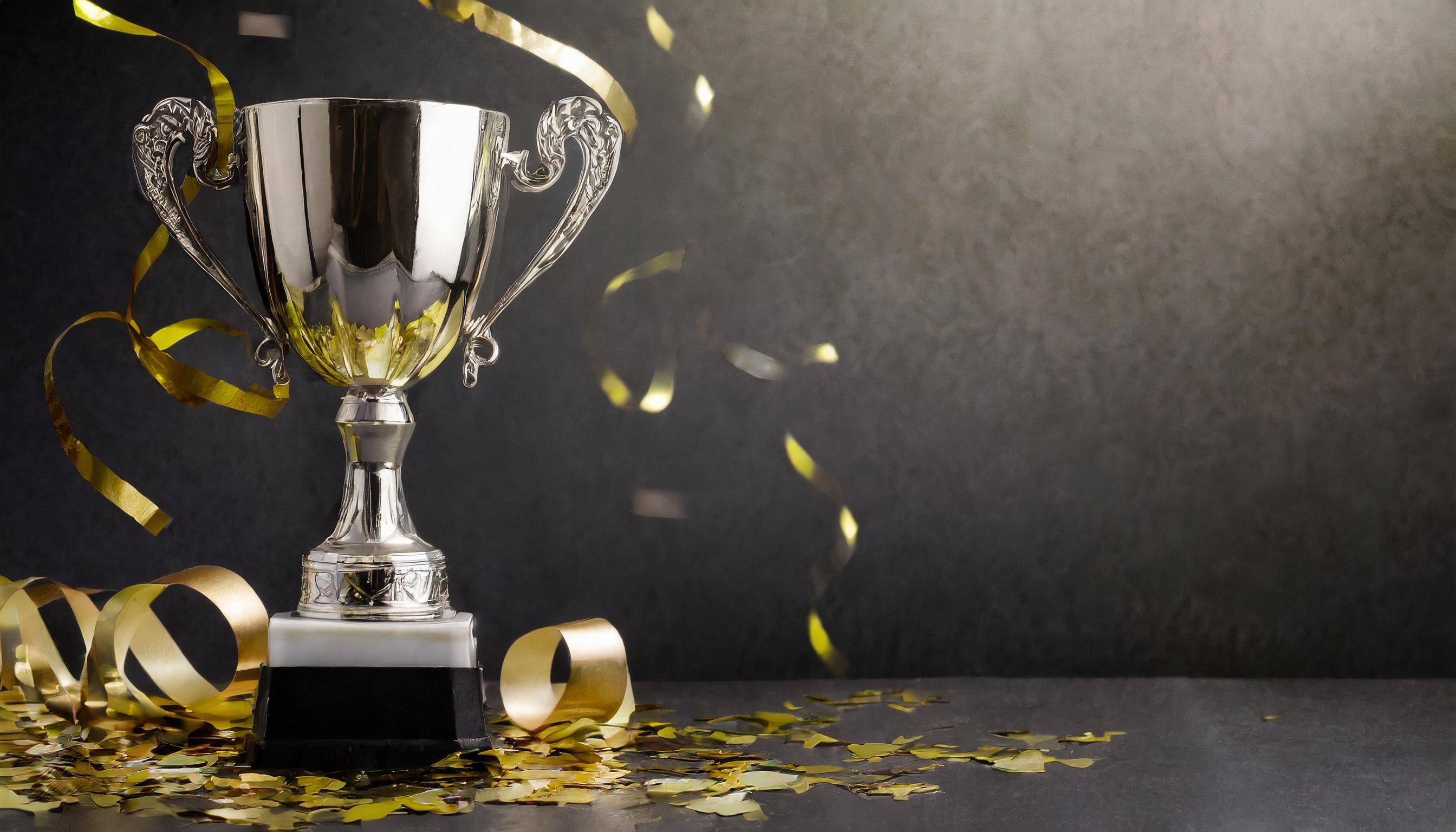 大賞・入選発表 トロフィー